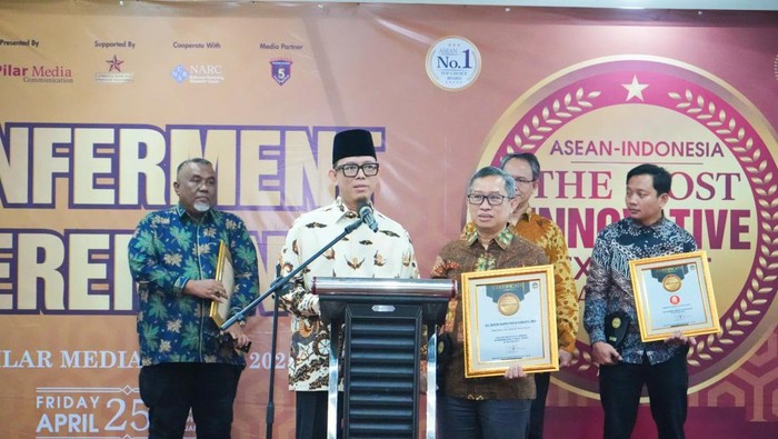 Bupati OKU Teddy Meilwansyah menerima Penghargaan Inovatif di Kancah ASEAN-Indonesia