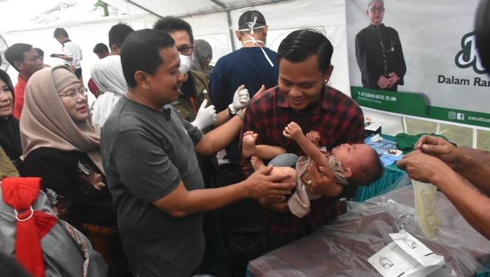 Bupati Sumedang Dony Ahmad Munir saat meninjau langsung agenda khitanan massal gratis.