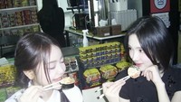 Kedua member Hearts2Hearts ini tampak menikmati kimbab. Sajiannya berisika aneka sayuran, telur, dan olahan yang digulung bersama nasi (bap) dan rumput laut (kim/gim). Foto: Instagram