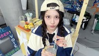 Carmen juga tampak membagikan beberapa foto dengan lemonade tersebut. Ini posenya yang tampil imut. Foto: Instagram