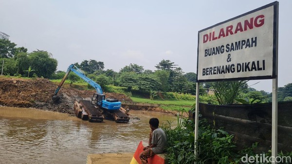 Cegah Pendangkalan, Petugas Bersihkan Kali Ciliwung