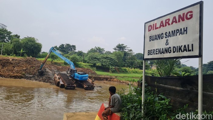 Kali Ciliwung, Jalan Inspeksi Ciliwung, kawasan Menteng, Jakarta dikeruk. Dengan alat berat petugas membersihkan lumpur untuk antisipasi pendangkalan dan banjir.
