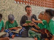 Kisah Bule Belanda Peduli Anak Sumbawa, Berawal dari Backpacking ke Lombok