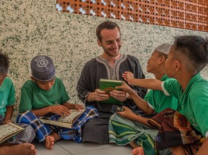Kisah Bule Belanda Peduli Anak Sumbawa, Berawal dari Backpacking ke Lombok