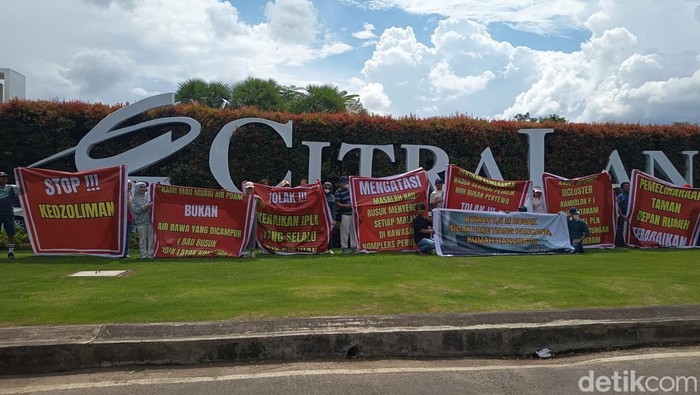 Warga perumahan CitraLand Tallasa City di Kota Makassar, Sulawesi Selatan (Sulsel), mengeluhkan buruknya kualitas air dan sejumlah masalah pada bangunan rumah mereka.