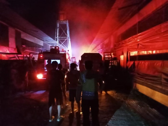 Damkar memadamkan kebakaran gudang genset di Desa Panican, Kemangkon, Purbalingga, Jumat (25/4/2025) malam.