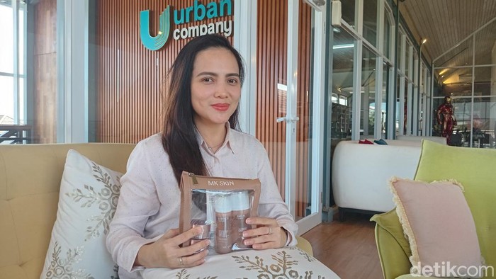 Direktur Urban Beauty Indonesia, Lifia Julia Karamoy, menunjukkan produk perawatan wajah MK Skin di kantor Urban Company, Denpasar, Bali, Jumat (25/4/2025). (Foto: Aryo Mahendro/detikBali)