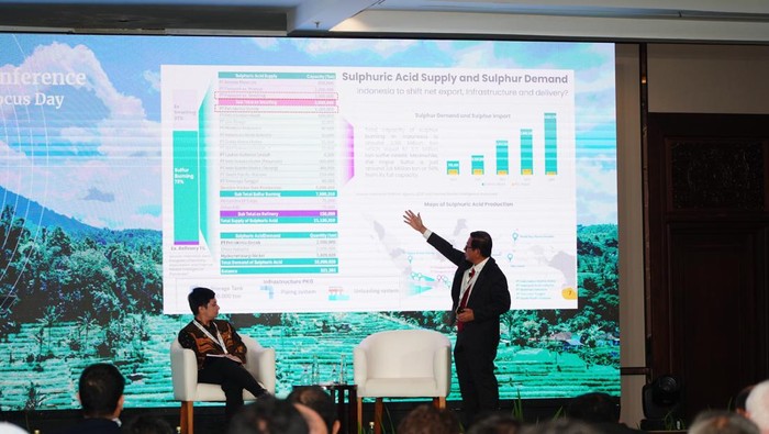 Direktur Utama Petrokimia Gresik, Dwi Satriyo Annurogo saat menjadi salah satu pembicara dalam konferensi internasional Argus Fertilizer Asia Conference 2025 di Bali