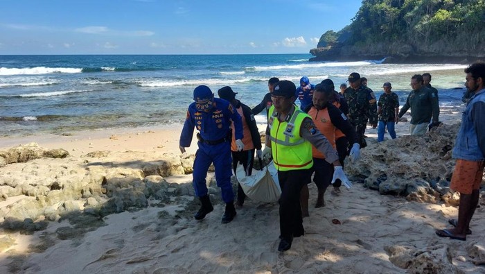 Evakuasi nelayan yang tewas tenggelamdi perairan Malang Selatan