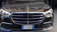 Jokowi terlihat menggunakan mobil berkelir hitam dengan pelat GE-943NE. Rombongan Jokowi dkk pun dikawal mobil pengawal.