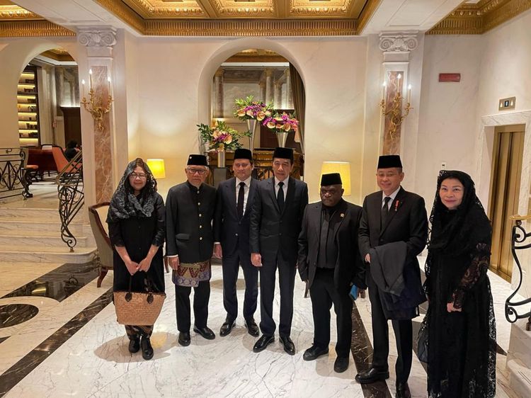 Jokowi dkk Utusan Prabowo Serba Hitam ke Pemakaman Paus Fransiskus