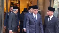 Para utusan Prabowo terlihat mengenakan jas hitam, dasi hitam lengkap dengan peci hitam. Utusan Prabowo termasuk tamu kenegaraan yang ikut upacara penghormatan terakhir Paus Fransiskus.