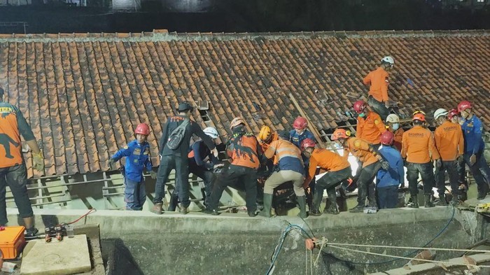 Evakuasi santri tertimpa talud kolam penampung air di Pondok Modern Darussalam Gontor Kampus 5 Darul Qiyam, Dusun Mangunsari, Gadingsari, Sawangan, Magelang, Jumat (25/4/2025).