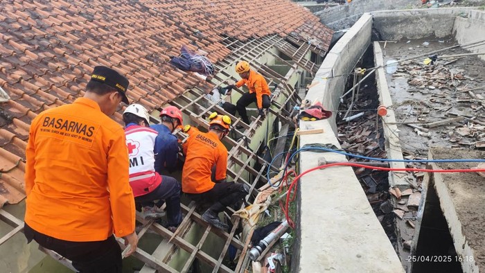 Evakuasi santri tertimpa talud kolam penampung air di Pondok Modern Darussalam Gontor Kampus 5 Darul Qiyam, Dusun Mangunsari, Gadingsari, Sawangan, Magelang, Jumat (25/4/2025).