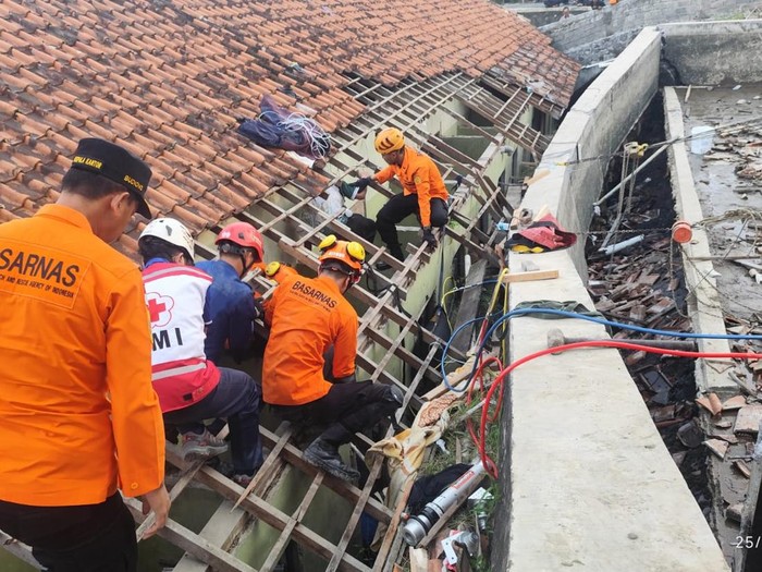 Evakuasi santri tertimpa talud kolam penampung air di Pondok Modern Darussalam Gontor Kampus 5 Darul Qiyam, Dusun Mangunsari, Gadingsari, Sawangan, Magelang, Jumat (25/4/2025).