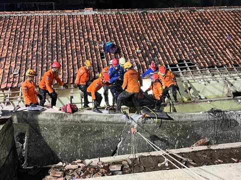 Evakuasi santri tertimpa talud kolam penampung air di Pondok Modern Darussalam Gontor Kampus 5 Darul Qiyam, Dusun Mangunsari, Gadingsari, Sawangan, Magelang, Jumat (25/4/2025).