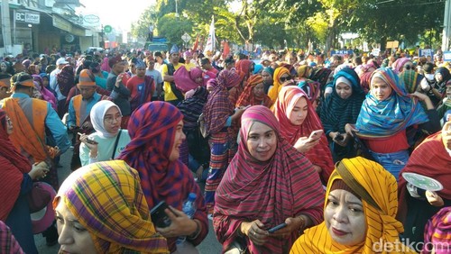 Pawai Rimpu Mantika 2025, yang digelar di Kota Bima, NTB, Sabtu, (26/4/2025). (Rafiin/detikBali)