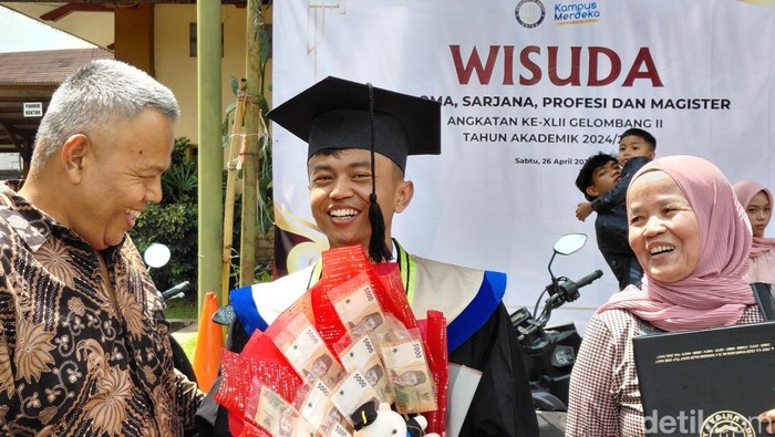 Firmansyah alias Iman, mahasiswa penjual cilung lulus dengan IPK hampir sempurna