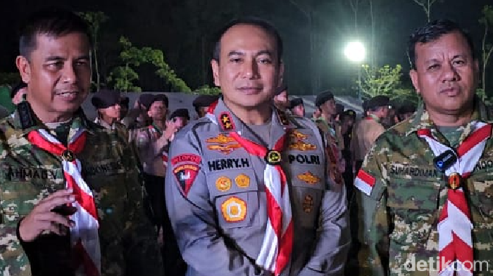 Foto dari kiri ke kanan: Bupati Kampar Ahmad Yuzar, Kapolda Riau Irjen Herry Heryawan, Bupati Kuansing Suhardiman di Jambore Karhutla, Minas Jaya, Kabupaten Siak, Riau, Sabtu (26/4/2025) malam.