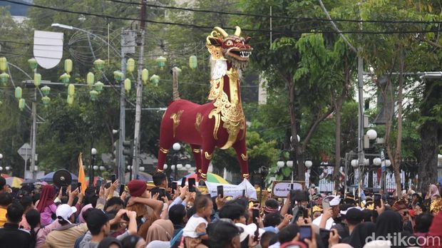 Foto suasana pawai Ogoh Ogoh di depan Balai Kota Semarang, Sabtu (26/4/2025).