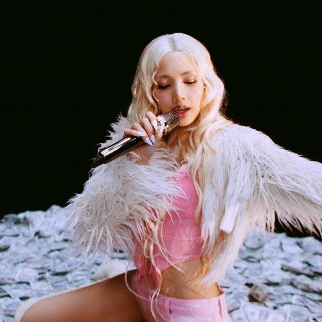 Lisa BLACKPINK merilis video live performance menyanyikan lagu Rapunzel (Kiki Solo Version). Personel grup KPop BLACKPINK itu bertransformasi menjadi Kiki, satu dari kelima alter ego yang mempresentasikan perbedaan gayanya. Foto: dok. YouTube LLOUD