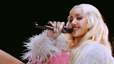 7 Gaya Lisa BLACKPINK Jadi Alter Ego Kiki Tampil Beda Pakai Wig Blonde
