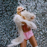 Selaras dengan makna di balik lagu Rapunzel, video live performance Lisa BLACKPINK menyorot penampilannya di sebuah studio berhamburan uang dollar. Lisa menyiratkan bagaimana kesuksesan mengantarkannya pada kehidupan mewah. Foto: dok. YouTube LLOUD