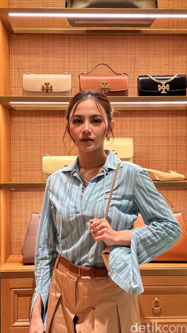 Penampilan pelantun ’Sisa Rasa’ itu dilengkapi dengan koleksi sepatu heels Georgia Slingback dan Kira Diamond Quilt Mini Flap Bag yang berwarna senada. Foto: dok. R Chairini Putong/Wolipop