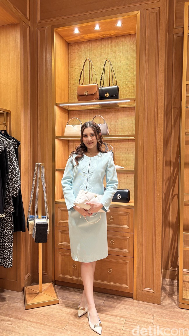 Sedangkan Aaliyah Massaid memakai satu set Kendra Embossed Cardigan dan Embossed Sweater Skirt, menghadirkan  penampilan classy dan effortless chic. Foto: dok. R Chairini Putong/Wolipop