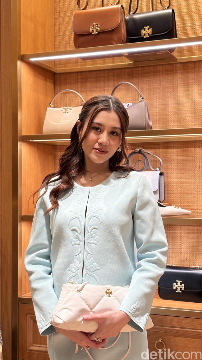 Gaya Aaliyah Massaid di acara peluncuran parfum Sublime dari Tory Burch semakin memesona dengan koleksi Kira Diamond Quilt E/W Shoulder Bag dan sepatu heels Gigi Petite Pump berwarna putih. Foto: dok. R Chairini Putong/Wolipop