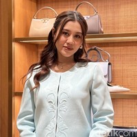 Gaya Aaliyah Massaid di acara peluncuran parfum Sublime dari Tory Burch semakin memesona dengan koleksi Kira Diamond Quilt E/W Shoulder Bag dan sepatu heels Gigi Petite Pump berwarna putih. Foto: dok. R Chairini Putong/Wolipop