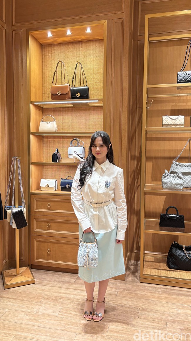 Tissa Biani tak kalah menawan dengan pilihan two tone outfit bernuansa putih dan biru, yang lembut dan bersahaja. Dimulai dengan atasan Poplin Shirt bertumpuk Plate Belt, dan bawahan Embossed Sweater Skirt. Foto: dok. R Chairini Putong/Wolipop