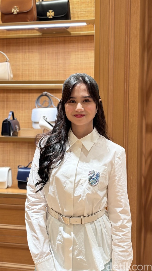 Bintang film ‘Norma: Antara Mertua dan Menantu’ itu menyempurnakan penampilannya dengan koleksi T Monogram Denim Bucket Bag dan Gigi Wedge Sandal, menghadirkan sentuhan warna krem. Foto: dok. R Chairini Putong/Wolipop