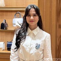 Bintang film ‘Norma: Antara Mertua dan Menantu’ itu menyempurnakan penampilannya dengan koleksi T Monogram Denim Bucket Bag dan Gigi Wedge Sandal, menghadirkan sentuhan warna krem. Foto: dok. R Chairini Putong/Wolipop