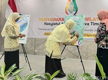 Khofifah Apresiasi 2 Buku Bertema Lingkungan Karya Nasyiatul Aisyiyah