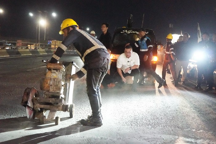Anggota DPRD DKI Jakarta, Fraksi PDI Perjuangan Hardiyanto Kenneth Sedang Mengecek Pengerjaan Perbaikan Jalan Rusak Di Jakarta Barat
