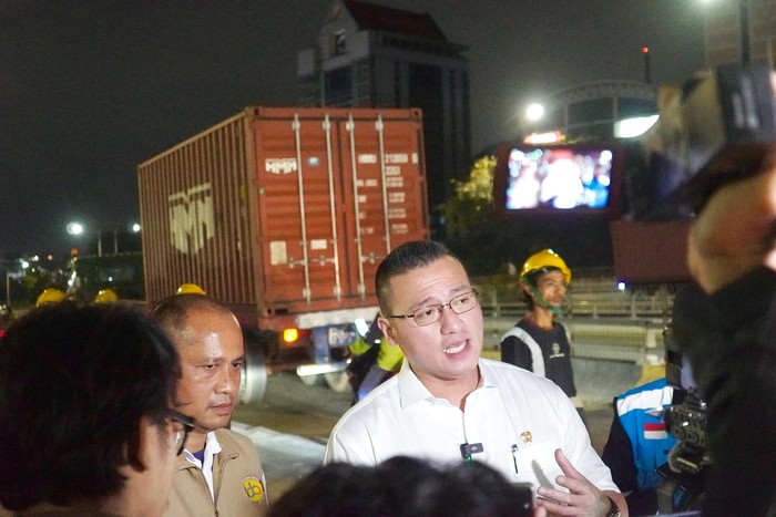 Anggota DPRD DKI Jakarta, Fraksi PDI Perjuangan Hardiyanto Kenneth Mengusulkan Kepada Gubernur Pramono Anung Wibowo Agar Truk Hanya Bisa Melintas di Malam Hari Demi Mengatasi Kemacetan Di Jakarta