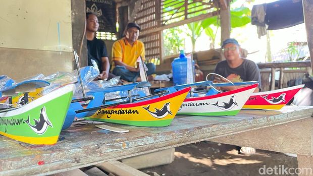 Idham menunjukan foto perahu yang diminati pasar Amerika