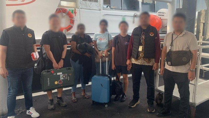 Imigrasi Batam deportasi 9 WNA yang salah gunakan izin tinggal. (Foto: Dok Imigrasi Batam)