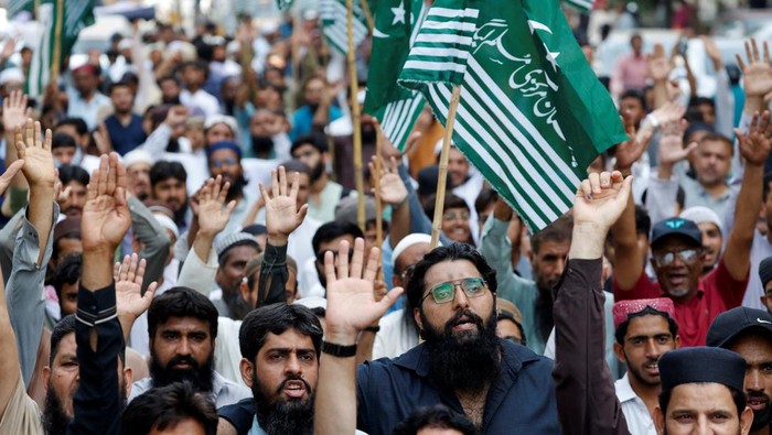 India Setop Perjanjian Pasokan Air, Warga Pakistan Turun ke Jalan Supporters of the Pakistan Markazi Muslim League (PMML), protest against the suspension of Indus Waters Treaty by India, in Karachi, Pakistan April 24, 2025. REUTERS/Akhtar Soomro