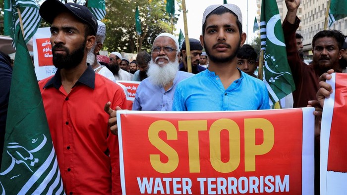India Setop Perjanjian Pasokan Air, Warga Pakistan Turun ke Jalan Supporters of the Pakistan Markazi Muslim League (PMML), protest against the suspension of Indus Waters Treaty by India, in Karachi, Pakistan April 24, 2025. REUTERS/Akhtar Soomro