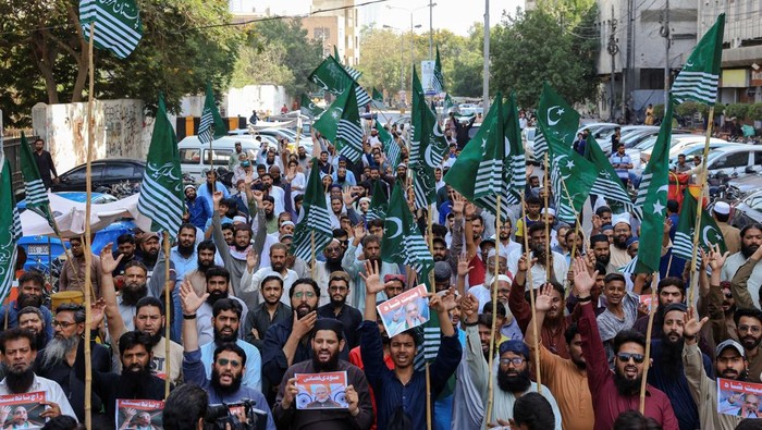 India Setop Perjanjian Pasokan Air, Warga Pakistan Turun ke Jalan Supporters of the Pakistan Markazi Muslim League (PMML), protest against the suspension of Indus Waters Treaty by India, in Karachi, Pakistan April 24, 2025. REUTERS/Akhtar Soomro