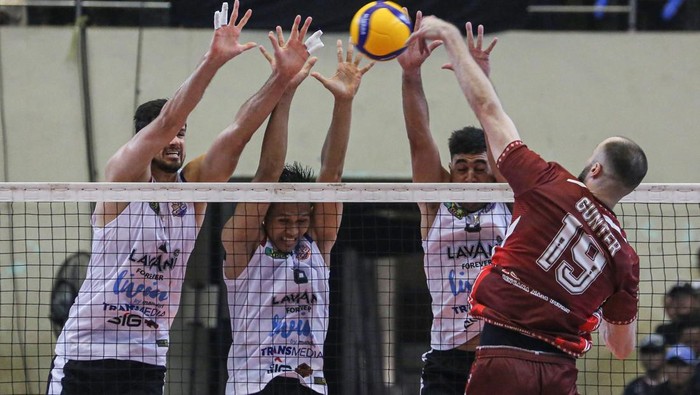 Pevoli putra Palembang Bank Sumsel Babel Bradley Robert Gunter (kanan) melakukan smes yang diblok pevoli Jakarta Lavani Livin Transmedia Boy Arnes Arabi (kiri) dan Hendra Kurniawan (tengah) pada pertandingan Final Four Minggu Kedua Proliga di GOR Jatidiri, Semarang, Jawa Tengah, Sabtu (26/4/2025). ANTARA FOTO/Makna Zaezar/rwa.
