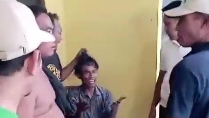 Penjambret kalung anak di Mojokerto saat diamankan warga