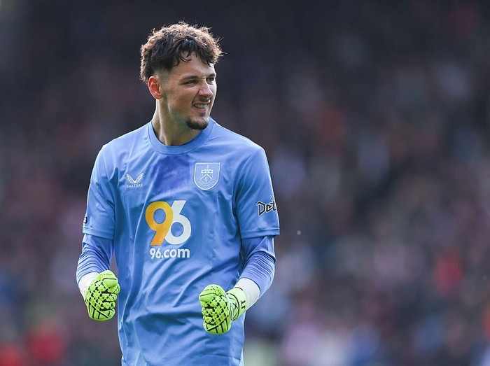 BURNLEY, ENGLAND - APRIL 21: James Trafford of Burnley celebrates their side's first goal during the Sky Bet Championship match between Burnley FC and Sheffield United FC at Turf Moor on April 21, 2025 in Burnley, England. (Photo by James Gill - Danehouse/Getty Images)