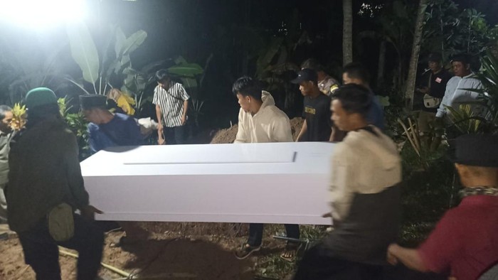 Jasad Al Bashar tiba dirumah duka di Desa Sukabanjar, Kabupaten Lampung Selatan pada pukul 23.50 WIB.