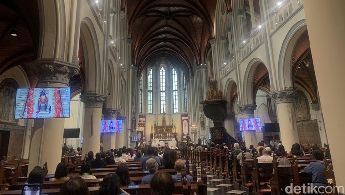 Jemaat Gereja Katedral Jakarta mengikuti misa pemakaman pemimpin tertinggi Gereja Katolik sekaligus Kepala Negara Vatikan, Paus Fransiskus. (Mulia/detikcom).