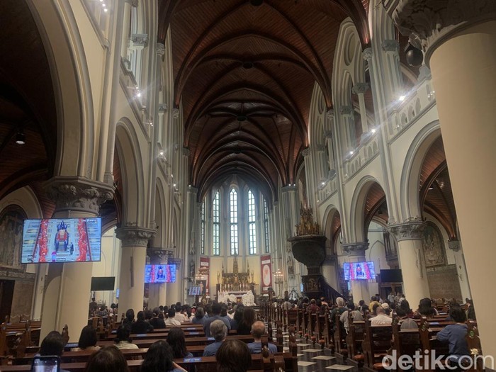 Jemaat Gereja Katedral Jakarta mengikuti misa pemakaman pemimpin tertinggi Gereja Katolik sekaligus Kepala Negara Vatikan, Paus Fransiskus. (Mulia/detikcom).