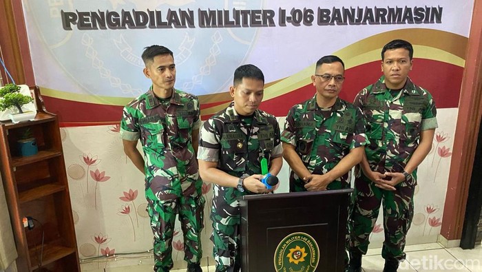 Juru Bicara Pengadilan Militer Banjarmasin, Mayor Chk G Khiastra dan Kepala Oditurat Militer (Odmil) Banjarmasin, Letkol Chk Sunandi.