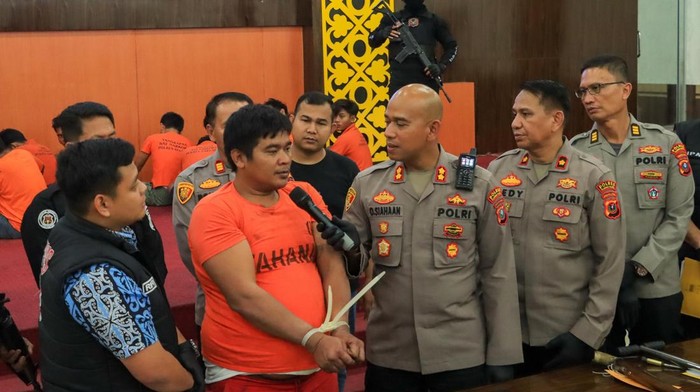 Kapolres Belawan AKBP Oloan saat menginterogasi pelaku Irfan. (Foto: Dok. Porles Pelabuhan Belawan).